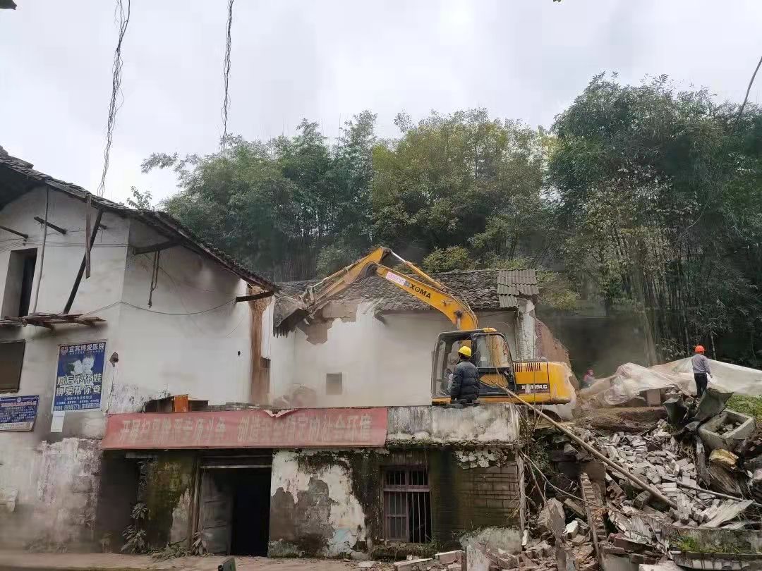 城鄉(xiāng)規(guī)劃法中對違章建筑是怎樣界定的？ ?