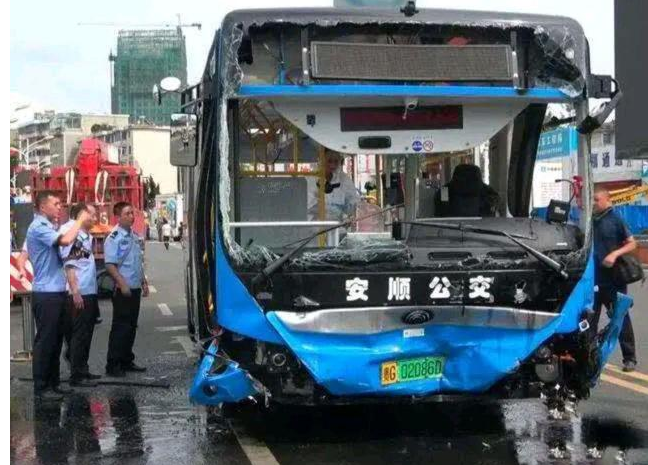 貴州安順公交墜湖原因疑似曝光：因司機(jī)老宅子遭到強(qiáng)制拆除?