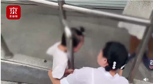 京云<a href=http://m.5m1q76o.cn/team/ target=_blank class=infotextkey>律師</a>解讀：兩歲女童被卡護(hù)欄，誰(shuí)該擔(dān)責(zé)？